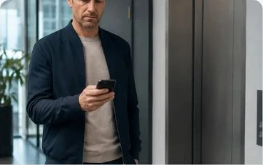 Kunde wartet bei einer Gebäudestörung auf eine Rückmeldung